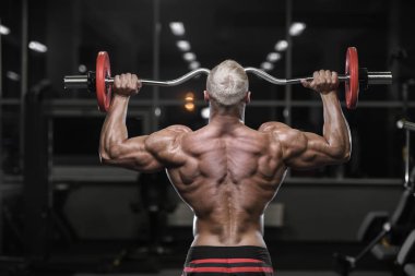 yakışıklı güçlü vücut geliştirmeci atletik erkek ile kasları kadar pompalama