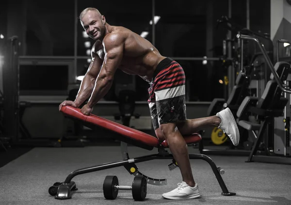 ハンサムな強力なボディービルダー スポーツマンの筋肉をポンピング — ストック写真