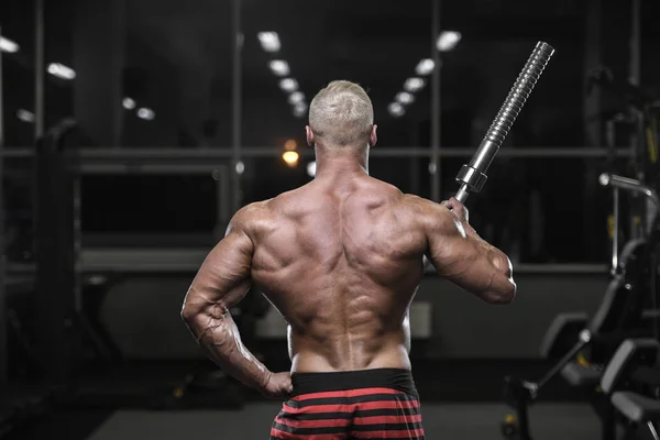 Stilig stark bodybuilder atletiska män pumpa upp muskler med — Stockfoto