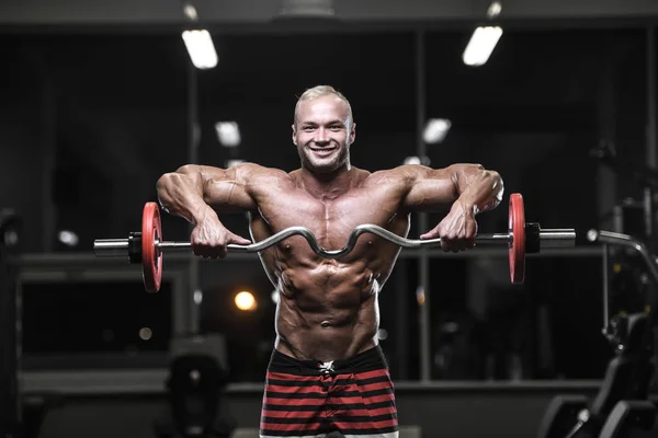 Yakışıklı güçlü vücut geliştirmeci atletik erkek ile kasları kadar pompalama — Stok fotoğraf