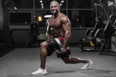 yakışıklı güçlü vücut geliştirmeci atletik erkek ile kasları kadar pompalama