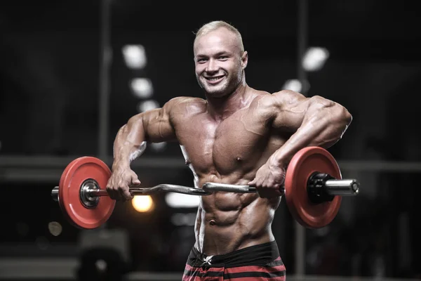 Knappe sterke bodybuilder atletische mannen oppompen van spieren met — Stockfoto