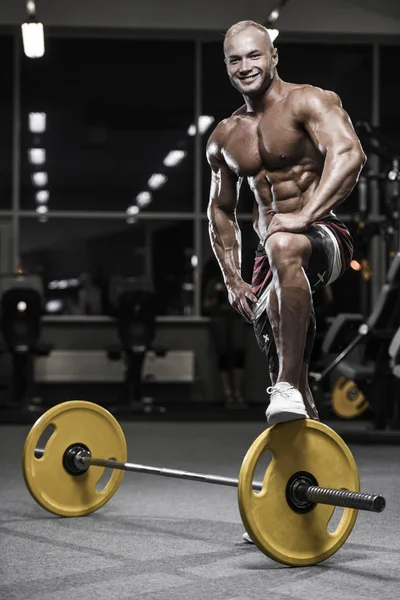 ハンサムな強力なボディービルダー スポーツマンの筋肉をポンピング — ストック写真