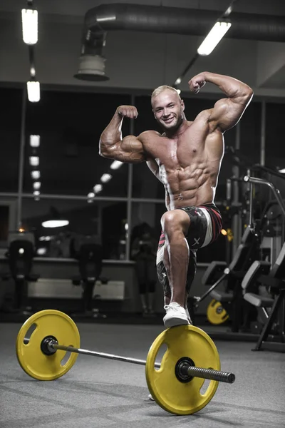 英俊强壮的健美运动员运动男子抽肌肉与 — 图库照片