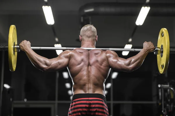 Knappe sterke bodybuilder atletische mannen oppompen van spieren met — Stockfoto