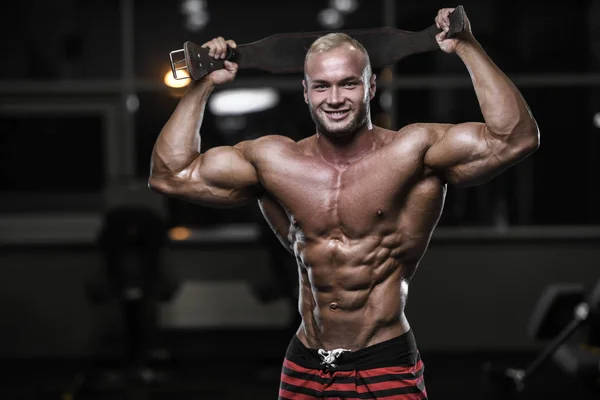 Knappe sterke bodybuilder atletische mannen oppompen van spieren met — Stockfoto