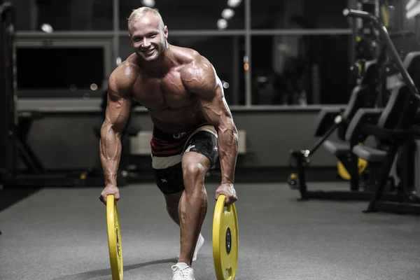 Yakışıklı güçlü vücut geliştirmeci atletik erkek ile kasları kadar pompalama — Stok fotoğraf