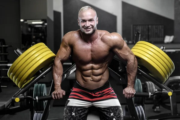 Handsome strong bodybuilder athletic men pumping up muscles with — Stock Photo, Image
