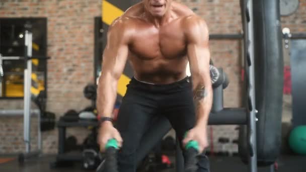 Knappe Sterke Atletische Mannen Pompen Spieren Workout Fitness Bodybuilding Concept — Stockvideo