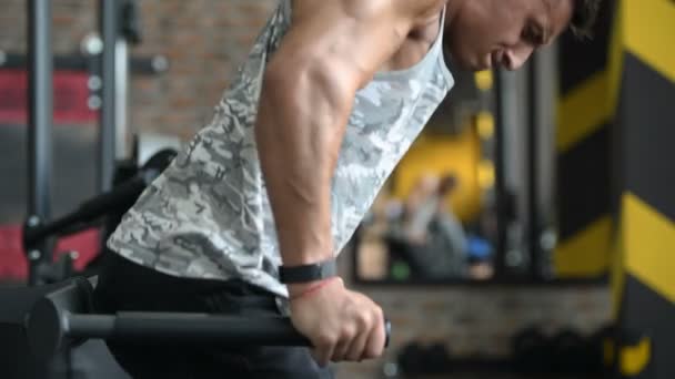 Hombres Atléticos Fuertes Guapos Bombeando Los Músculos Entrenamiento Fitness Musculación — Vídeos de Stock