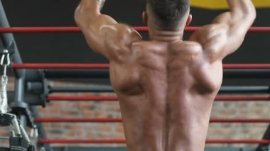 Yakışıklı, güçlü atletik erkekler kaslarını çalıştırıyor vücut geliştirme konsepti geliştiriyor kaslı vücut geliştirme sporcuları vücut geliştirme egzersizleri yapıyor spor salonunda çıplak gövde egzersizleri yapıyor.