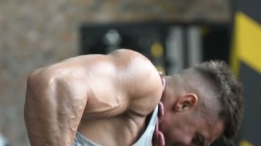 Yakışıklı, güçlü atletik erkekler kaslarını çalıştırıyor vücut geliştirme konsepti geliştiriyor kaslı vücut geliştirme sporcuları vücut geliştirme egzersizleri yapıyor spor salonunda çıplak gövde egzersizleri yapıyor.