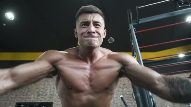 Bonitos Homens Atléticos Fortes Bombeando Músculos Treino Fitness Musculação Conceito — Vídeo de Stock