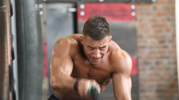 Hombres Atléticos Fuertes Guapos Bombeando Los Músculos Entrenamiento Fitness Musculación — Vídeos de Stock