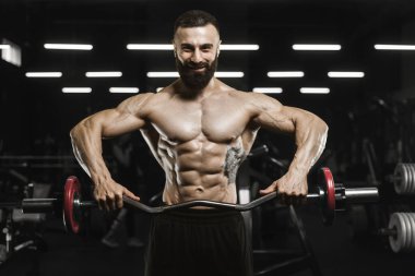 Yakışıklı güçlü atletik erkekler kasları egzersiz barbell kadar pompalama 
