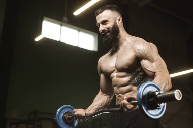 Yakışıklı güçlü atletik erkekler kasları egzersiz barbell kadar pompalama 