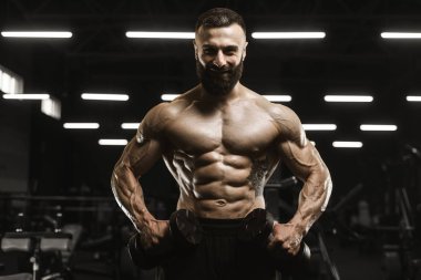 Yakışıklı güçlü atletik erkekler kasları egzersiz bodybuil kadar pompalama