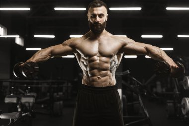 Yakışıklı güçlü atletik erkekler kasları egzersiz bodybuil kadar pompalama