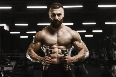Yakışıklı güçlü atletik erkekler kasları egzersiz bodybuil kadar pompalama