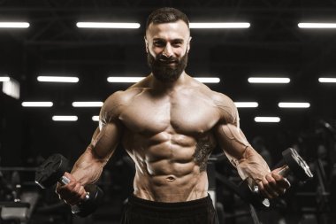 Yakışıklı güçlü atletik erkekler kasları egzersiz barbell kadar pompalama 