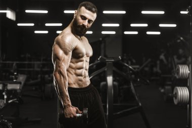 Yakışıklı güçlü atletik erkekler kasları egzersiz bodybuil kadar pompalama