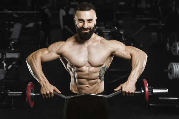 Yakışıklı güçlü atletik erkekler kasları egzersiz barbell kadar pompalama — Stok fotoğraf