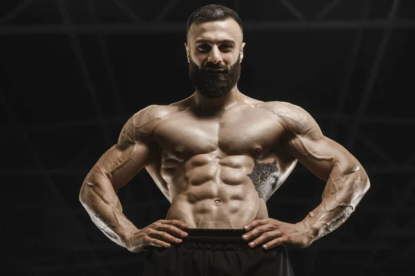 Yakışıklı güçlü atletik erkekler kasları egzersiz bodybuil kadar pompalama — Stok fotoğraf