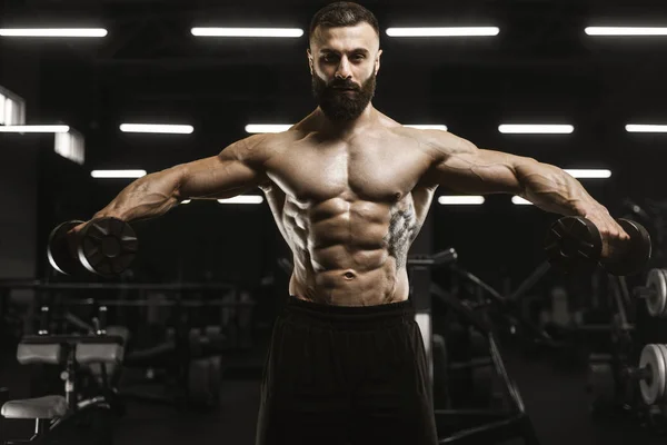 Красивые сильные спортсмены накачивают мышцы тренировочным телом — стоковое фото
