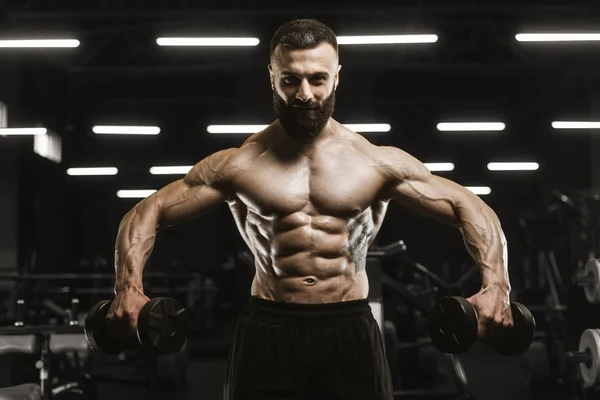 Bonito forte atlético homens bombeamento até músculos treino bodybuil — Fotografia de Stock