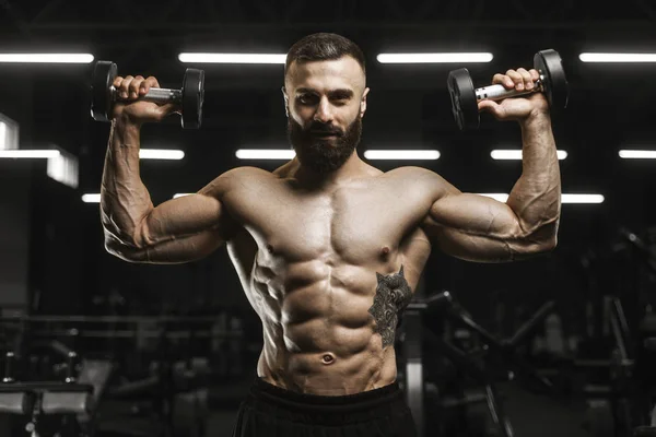 ハンサムな強い運動選手の筋肉をポンプアップトレーニングボディブイル — ストック写真