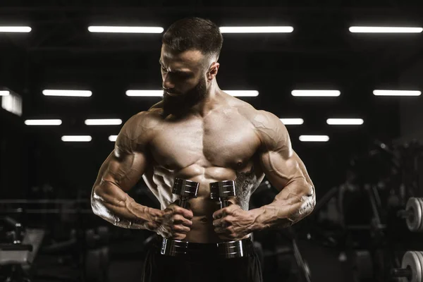 Bonito forte atlético homens bombeamento até músculos treino barbell — Fotografia de Stock