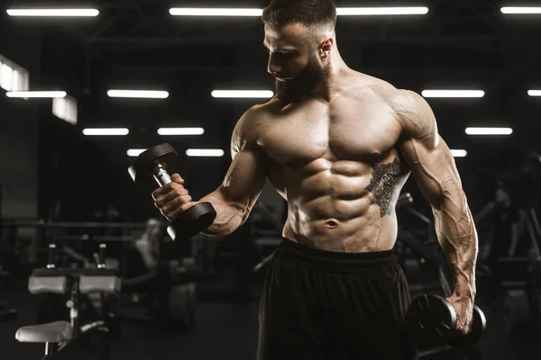 Bonito forte atlético homens bombeamento até músculos treino barbell — Fotografia de Stock