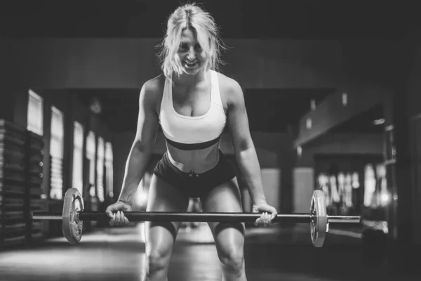 Spor salonunda çalışan güçlü seksi atletik genç kadın — Stok fotoğraf