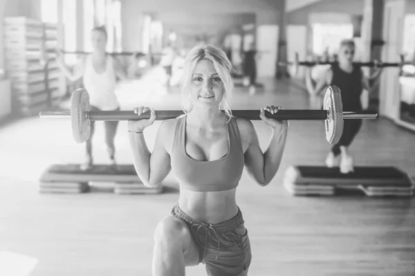 Fuerte sexy atlética joven mujer haciendo ejercicio en el gimnasio — Foto de Stock