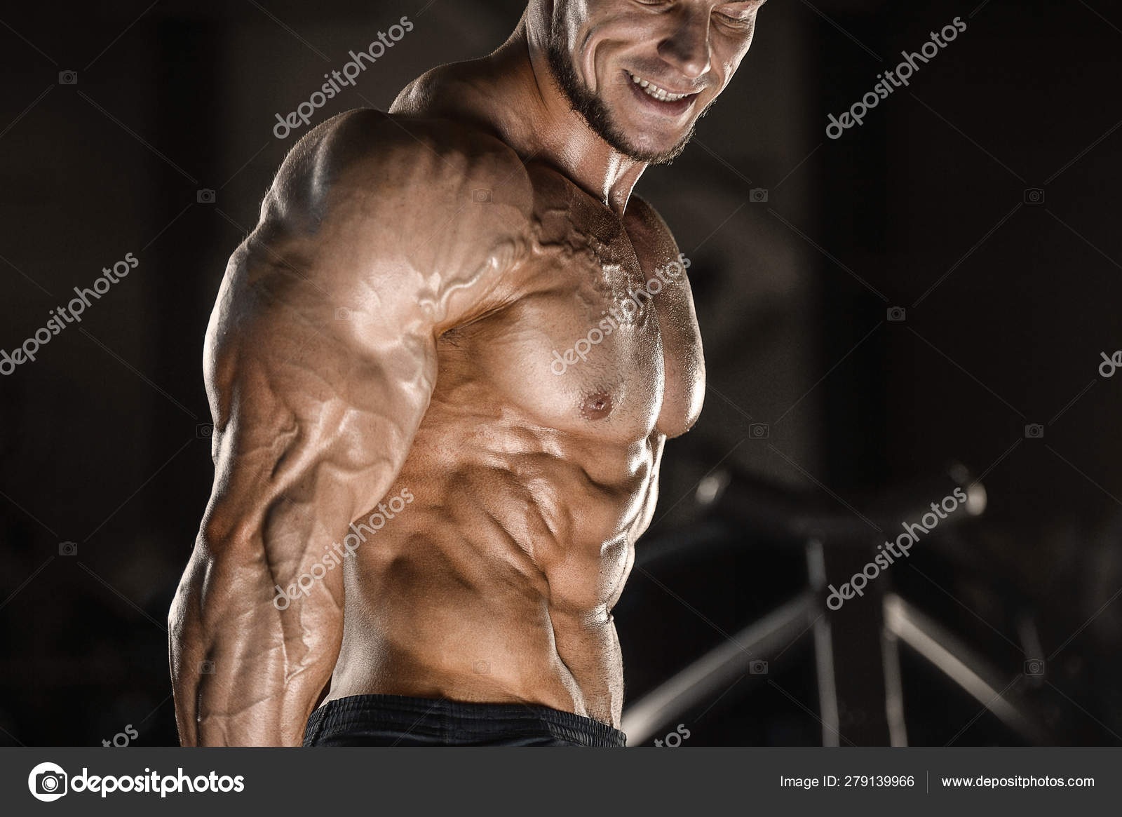 ジムで腹筋の練習をする筋肉ボディビルダーフィットネス男性 ストック写真 C Antondotsenko