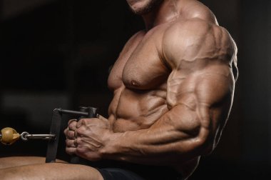 kas vücut geliştirmeci fitness erkekler spor salonunda silah egzersizleri yapıyor