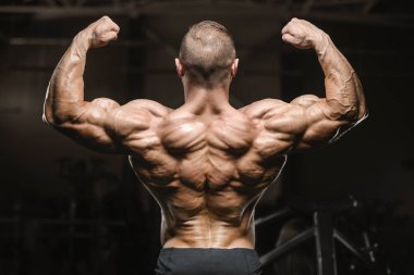 güçlü atletik erkekler geri kasları egzersiz fitness kadar pompalama 