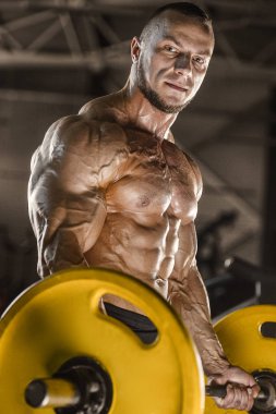 kas vücut geliştirmeci fitness erkekler spor salonunda silah egzersizleri yapıyor