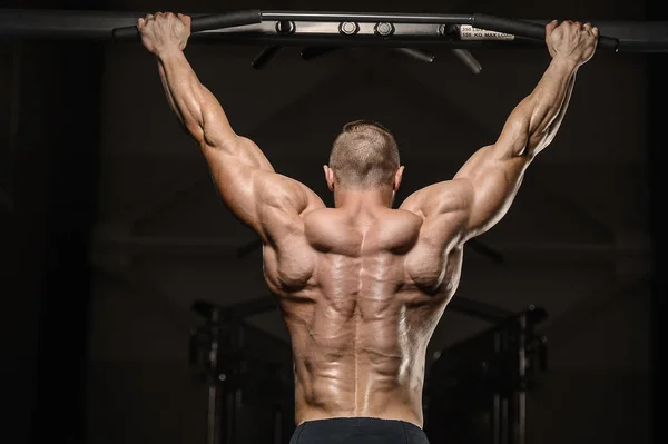 Güçlü atletik erkekler geri kasları egzersiz fitness kadar pompalama — Stok fotoğraf