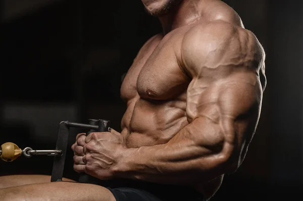 肌肉健美健身男子做手臂锻炼在健身房 — 图库照片