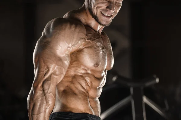 Muskulös bodybuilder Fitness män gör abs övningar i gymmet — Stockfoto