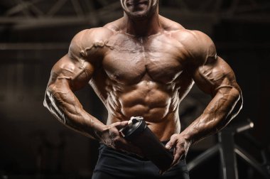 egzersiz sonrası fitness adam içme suyu 