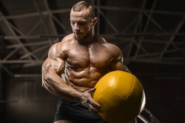 Entrenamiento de hombres atléticos con ejercicios de fitness de pelota — Foto de Stock