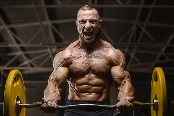 Kas vücut geliştirmeci fitness erkekler spor salonunda silah egzersizleri yapıyor — Stok fotoğraf