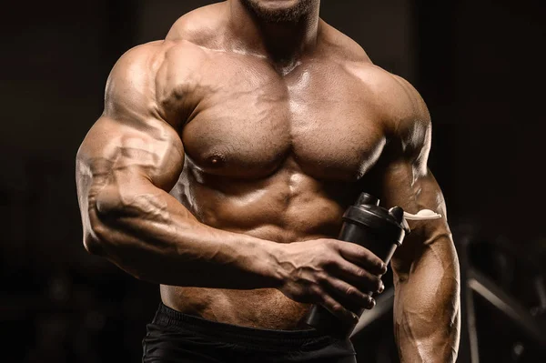 Fitness homme boire de l'eau après l'entraînement — Photo