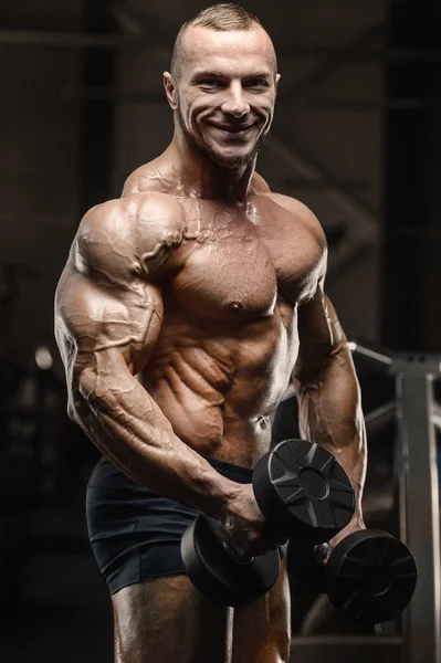 Muskulös bodybuilder Fitness män gör armar övningar i gymmet — Stockfoto