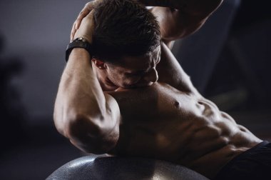Yakışıklı güçlü atletik erkekler kasları egzersiz fitness kadar pompalama 
