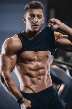 Yakışıklı güçlü atletik erkekler kasları egzersiz fitness kadar pompalama 