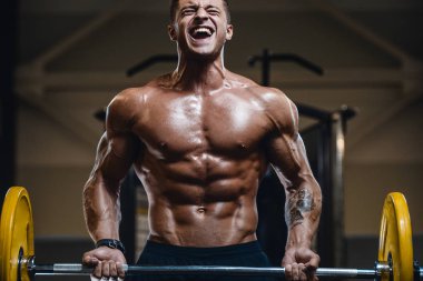 Yakışıklı güçlü atletik erkekler pazı kasları egzersiz f pompalama