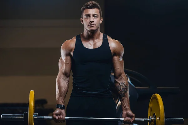 Przystojny silny Athletic mężczyźni pompowanie w górę biceps mięśnie trening f — Zdjęcie stockowe